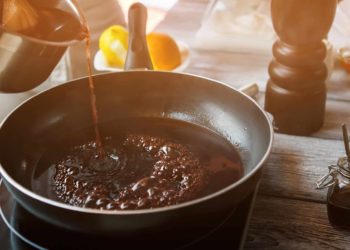 Hur du rengör en bränd stekpanna eller kastrull